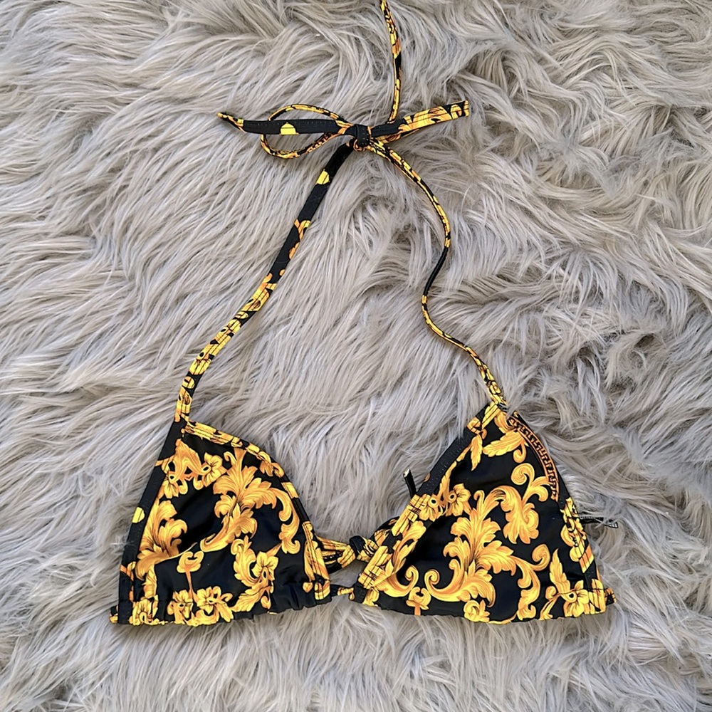 PrettyLittleThing - Versace Print Bikini Top - US6